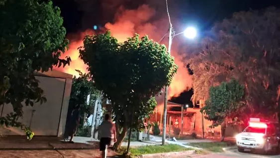 El local de una empresa de Internet ardió en llamas durante la madrugada