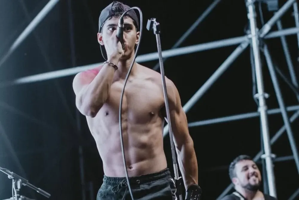 Con el brillo de los reyes del funk