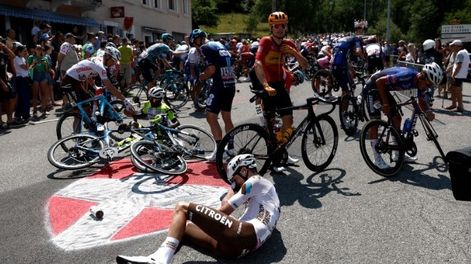 Un espectador quiso sacarse una selfie y provocó un tremendo accidente en el Tour de France