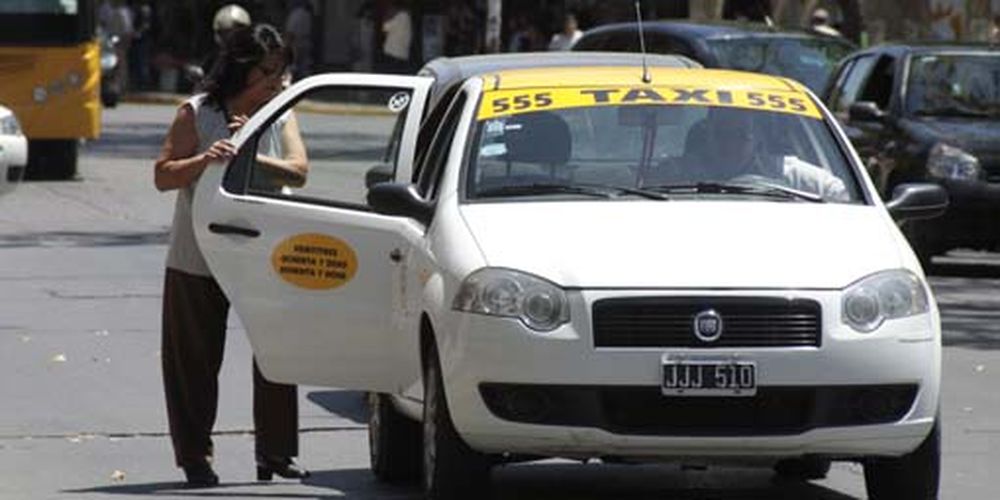Aumentó un 45% la bajada de bandera de los taxis