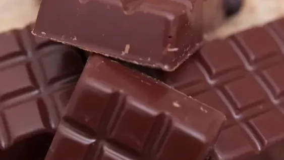 Anmat sacó del mercado un chocolate con maní  por “efectos adversos”