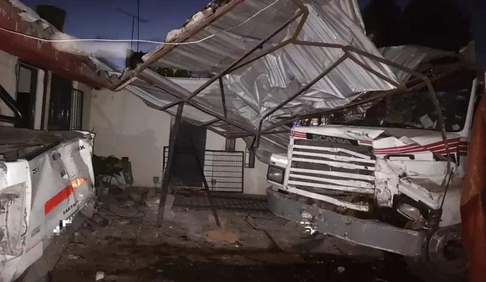 Mendoza: un camión se incrustó en una vivienda y sorprendió a una familia mientras dormía