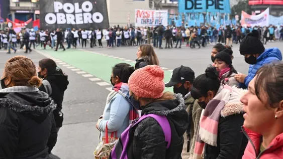 Piqueteros oficialistas preparan para hoy un banderazo nacional