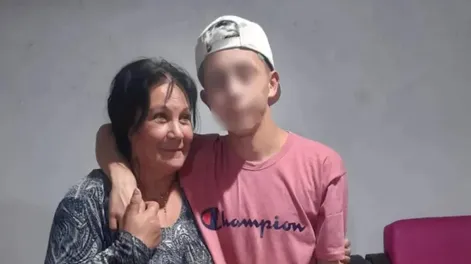 Esperaba a su hija y a su nieta en la vereda y la asesinaron por la espalda para robarle el auto