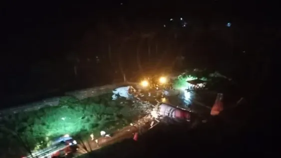 Un avión se salió de la pista y se partió en dos al aterrizar: al menos 5 muertos