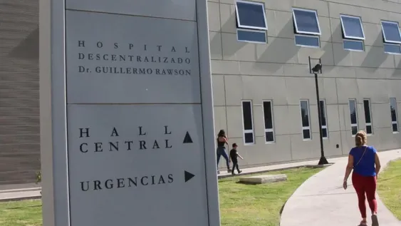 Llegó al hospital herido y contó que lo golpearon hasta con una botella para robarle