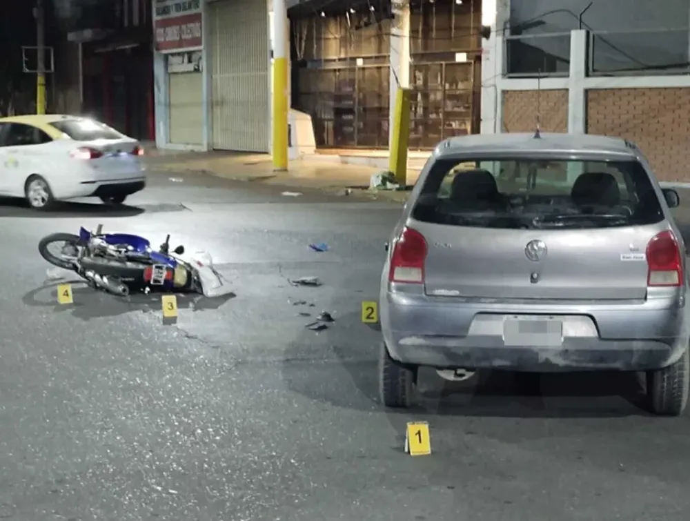 Un motociclista tuvo que ser hospitalizado con serias lesiones tras chocar con un auto