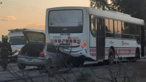 Impactante accidente en Ruta 20: un auto se incrustó con un micro