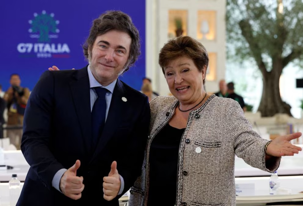 Foto de archivo - La directora gerente del Fondo Monetario Internacional (FMI), Kristalina Georgieva, y el presidente de Argentina, Javier Milei (Reuters)