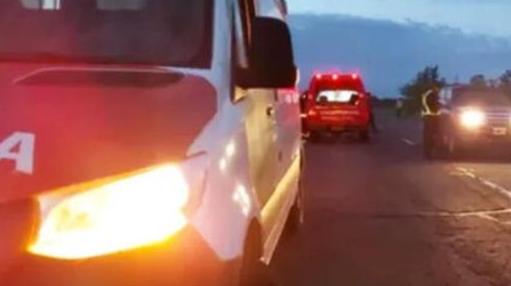 Un camionero que trasladaba verdura volcó en la  Cuesta de las Vacas por esquivar un caballo