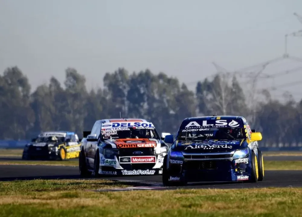 Tobías bancando el ataque de Lambiris en un pasaje de la carrera de ayer, que ganó Canapino. La próxima fecha será el 27 de julio.