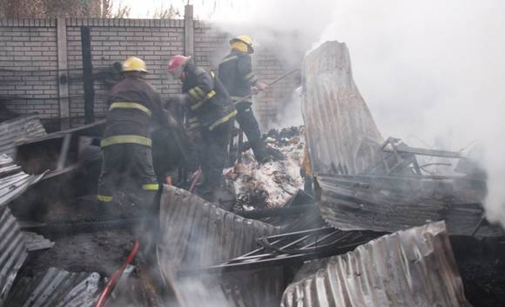 Al menos $100.000 en pérdidas por el incendio de un depósito