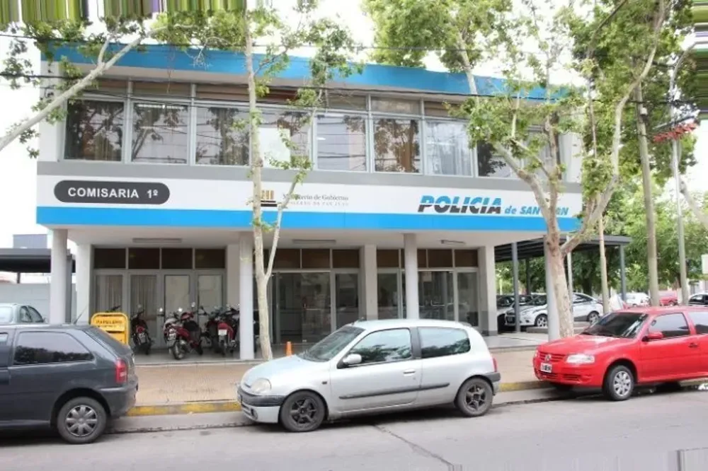 Un anciano intentó cruzar la calle y murió tras ser atropellado por una moto