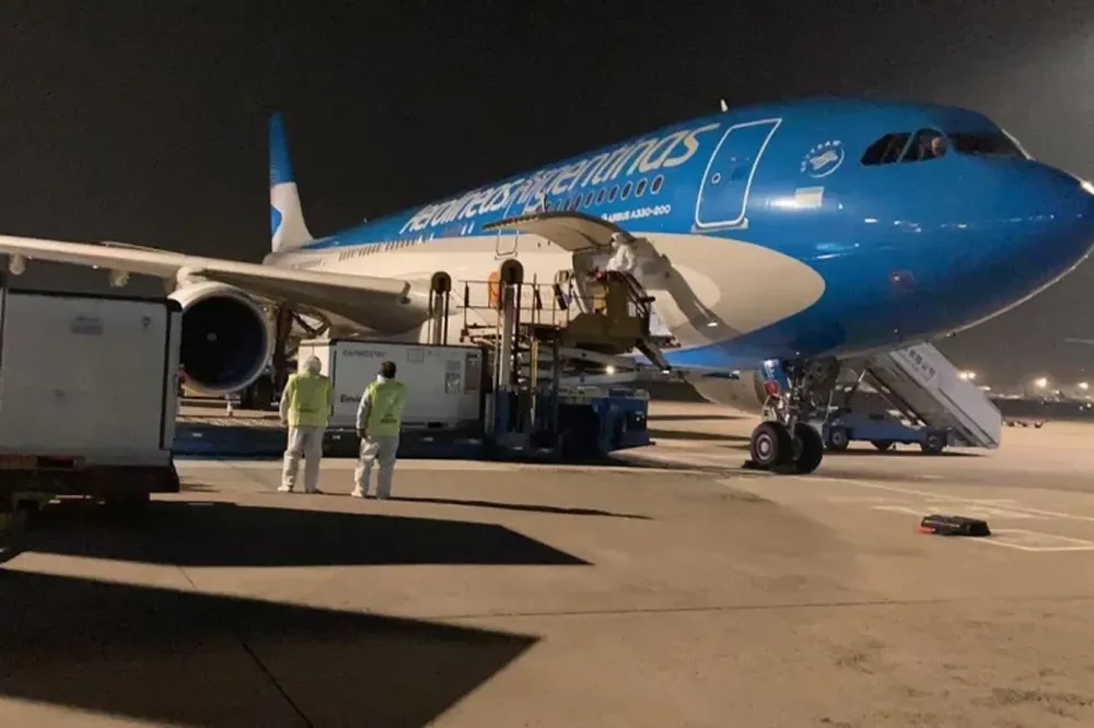 Partió otro avión a Rusia para buscar más dosis de la vacuna Sputnik V