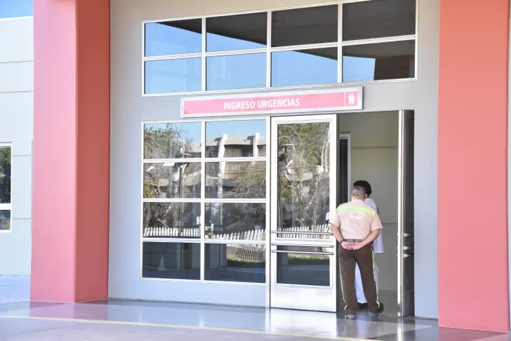 Un motociclista fue impactado por un auto y terminó con fractura expuesta en una pierna