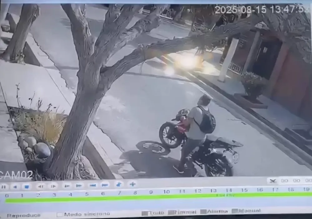 Vecinos sorprendieron a un sujeto con una moto robada y lo entregaron a la policía
