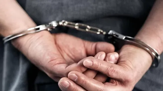 Un hombre irrumpió en su casa y le dijo que era policía, ella lo encerró y pidió auxilio