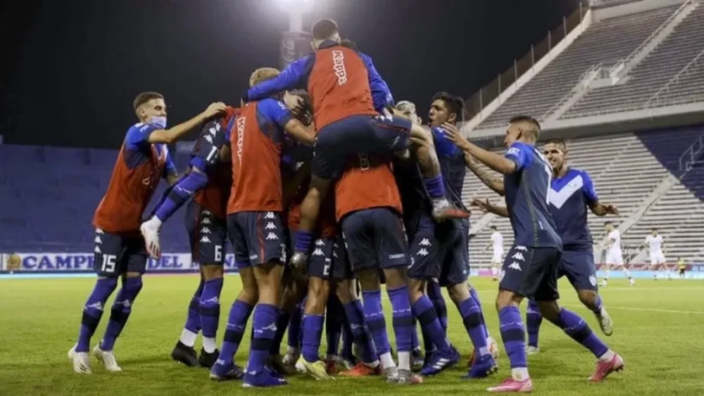 Vélez le ganó 2-0 a Huracán y estiró la ventaja en la zona