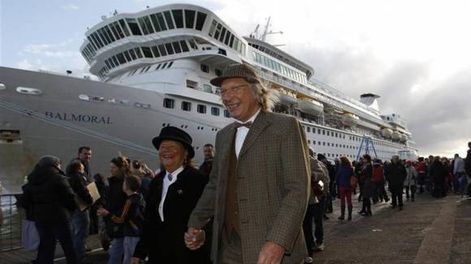 Un crucero sigue la ruta de la  tragedia en el Océano Atlántico