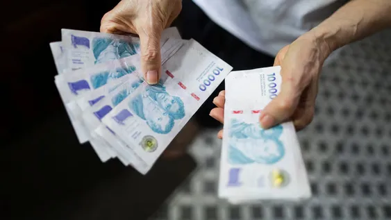 salario minimo de mas de un millon: el gobierno impulsa un piso salarial garantizado en las paritarias