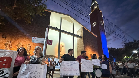 La protesta docente en San Juan se trasladó a una marcha de antorchas frente a la Catedral. &nbsp;