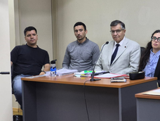 Policías acusados: el cabo primero Alejandro Meza y el cabo Fabián Bernal, junto a sus abogados defensores Gustavo Sánchez y Rosita Sánchez.&nbsp;