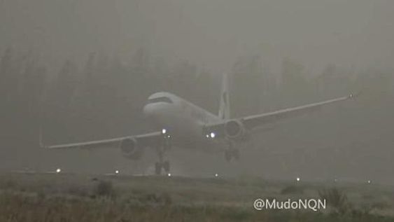 Una tormenta sacudió un avión como si fuera un pedazo de papel