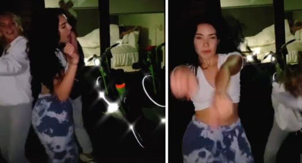 “Acarició” a su amante a milímetros de su pareja y un video lo dejó en offside