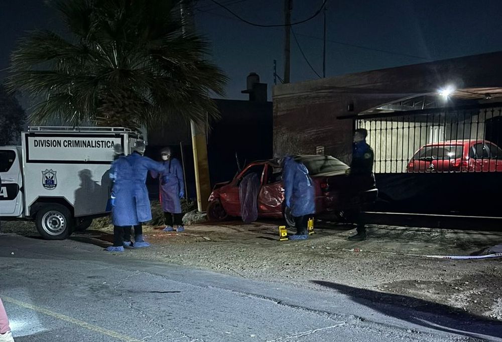 Un auto se estrelló contra un poste en Santa Lucía: un muerto y un herido grave.