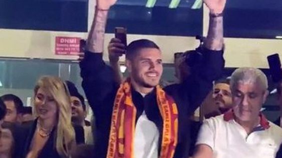 Reciben como ídolo a Icardi en Galatasaray