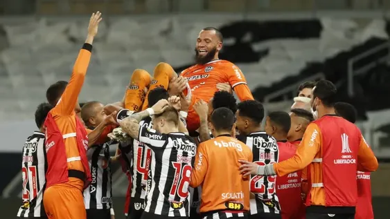 Entre la polémica y los penales, Boca eliminado