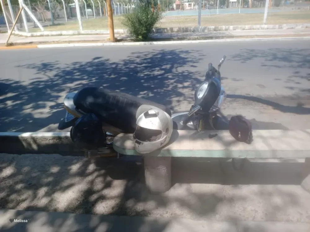 Un choque entre un auto y una motocicleta terminó con la moto en la acequia y su conductora en el Hospital