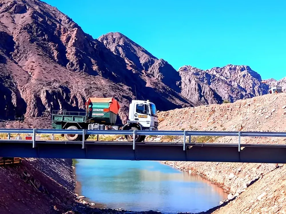 La minera Glencore Pachón habilitó un puente provisorio sobre el río Los Patos
