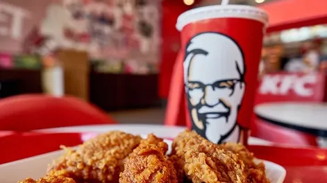Pidió alitas de pollo fritas y lo que venía en su paquete la horrorizó