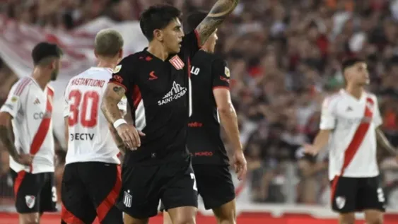 ALEXIS CASTRO anotó el primer gol del equipo platense a los 9 minutos. Después, River tuvo más la pelota, pero no tuvo efectividad. Sobre el final, Ascacibar puso el 2-0.