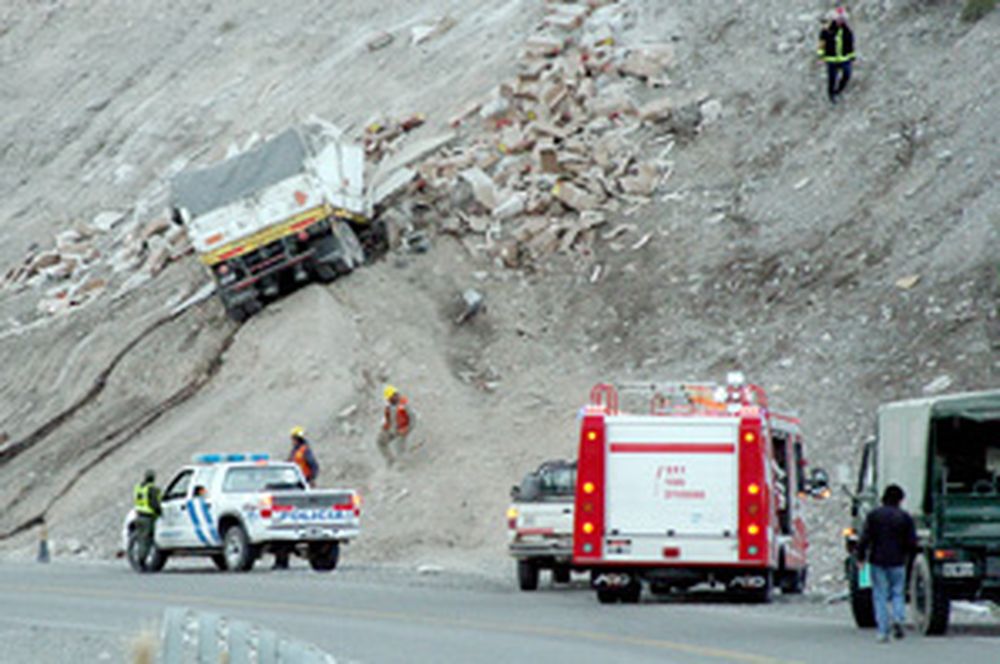 Un camión con explosivos se estrelló contra una loma