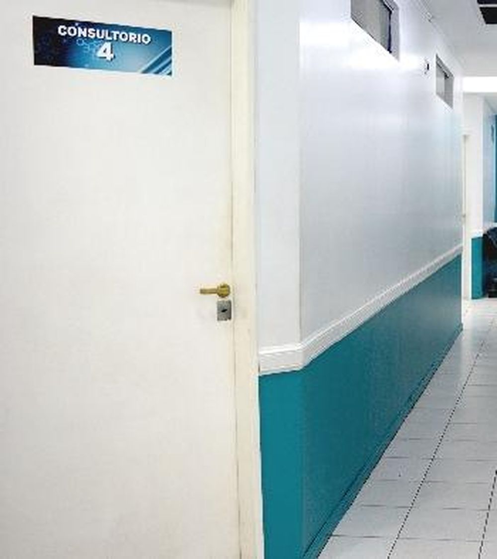 La paciente que denunció al médico por abuso dijo que la besó y la manoseó en la consulta