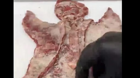 Video: replicaron la estatua de Gallardo en ¡una milanesa de bola de lomo!