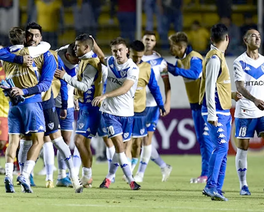 Vélez sigue en carrera, Huracán no