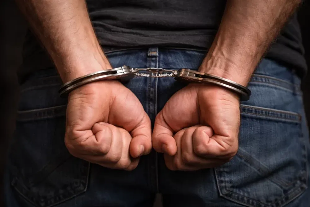 Condenaron a un hombre por enviar mensajes amenazantes con contenido sexual y violentar a la familia de su expareja