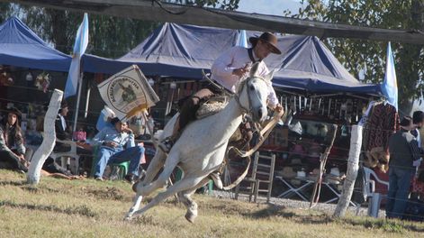 Hubo derroche de adrenalina en la fiesta que organizó la Agrupación Cacique Angaco para celebrar el Día del Trabajador.