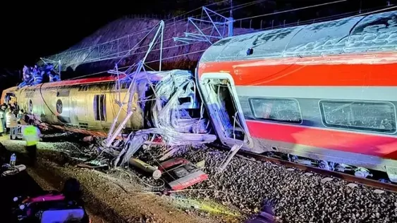 Choque de trenes de alta velocidad en el sur de España: 21 muertos y 25 heridos graves