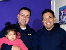 Los dos policías que le salvaron la vida a la bebé de un año. Los dos policías que le salvaron la vida a la bebé de un año.