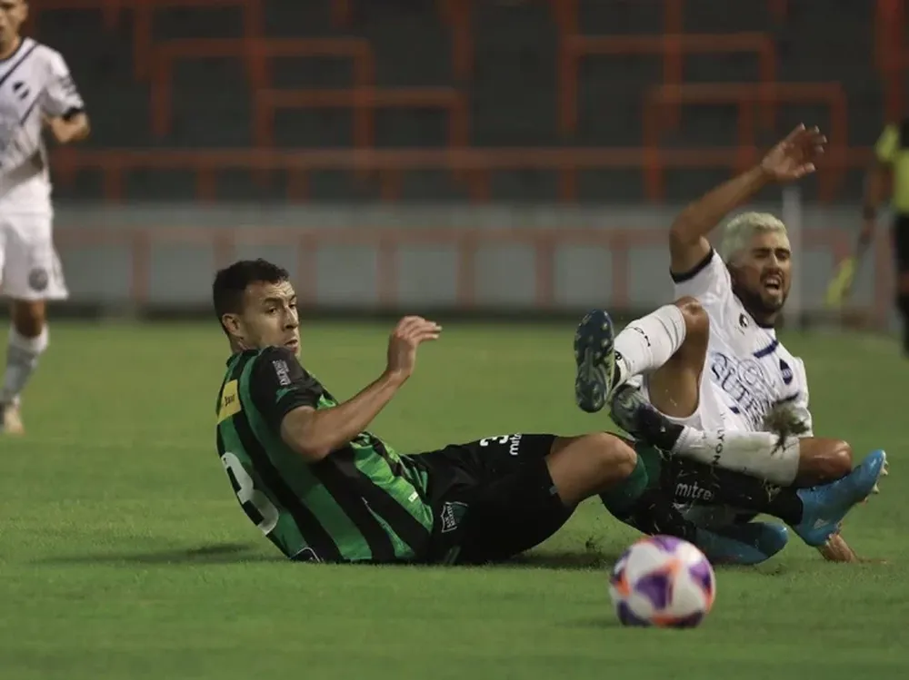 San Martín, con un jugador menos casi todo el complemento, igualó sin goles ante Alvarado