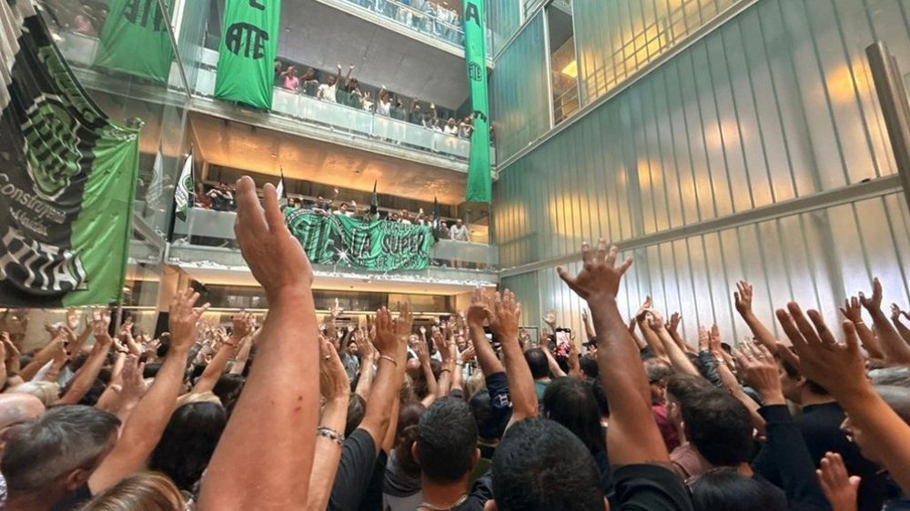 ATE hará una medida a la inversa: en lugar de paro, atenderán en las veredas para agilizar trámites.&nbsp;