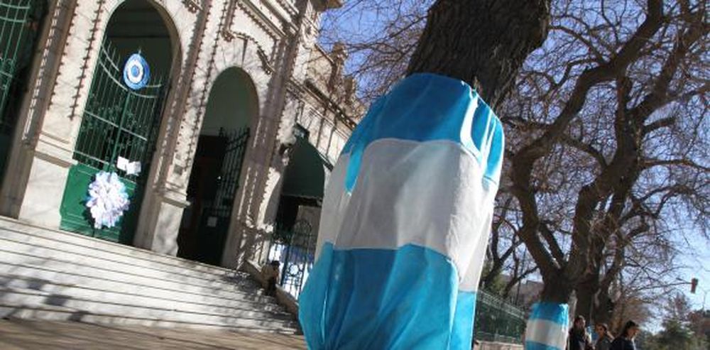La previa del festejo, hasta con banderas en los árboles