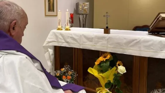 La primera foto. En la imagen, la primera que muestra el Vaticano desde que Francisco está internado, el pontífice está de espaldas con una estola de color morado y se puede observar de semiperfil su rostro. Concelebró una misa y envió un mensaje a la feligresía católica del mundo.