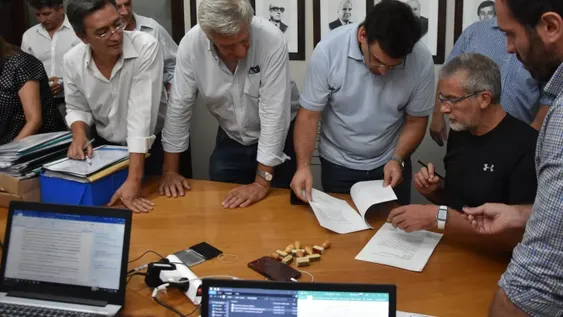 Humo blanco entre las dos listas de la interna del PJ y el juez electoral