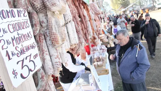 La gente comparó precios y buscó promociones en el Carneo Español