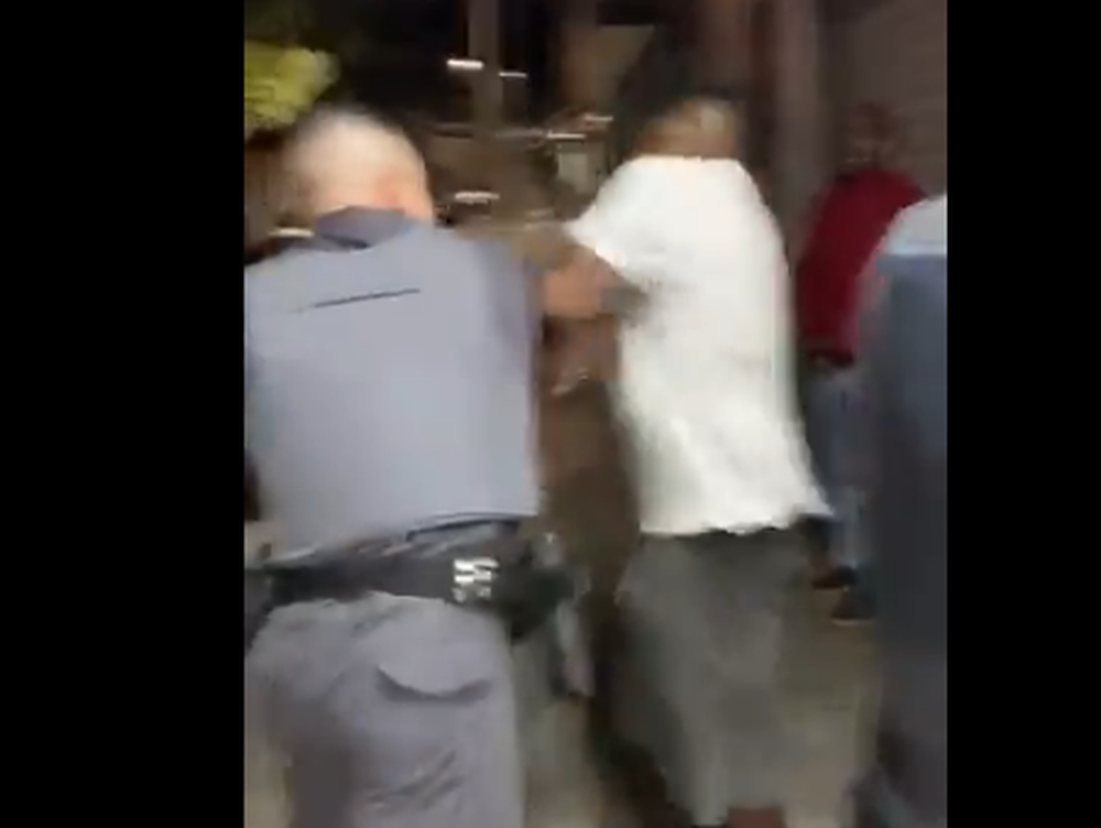VIDEO: golpe de nocout de un policía a un joven en un control de rutina